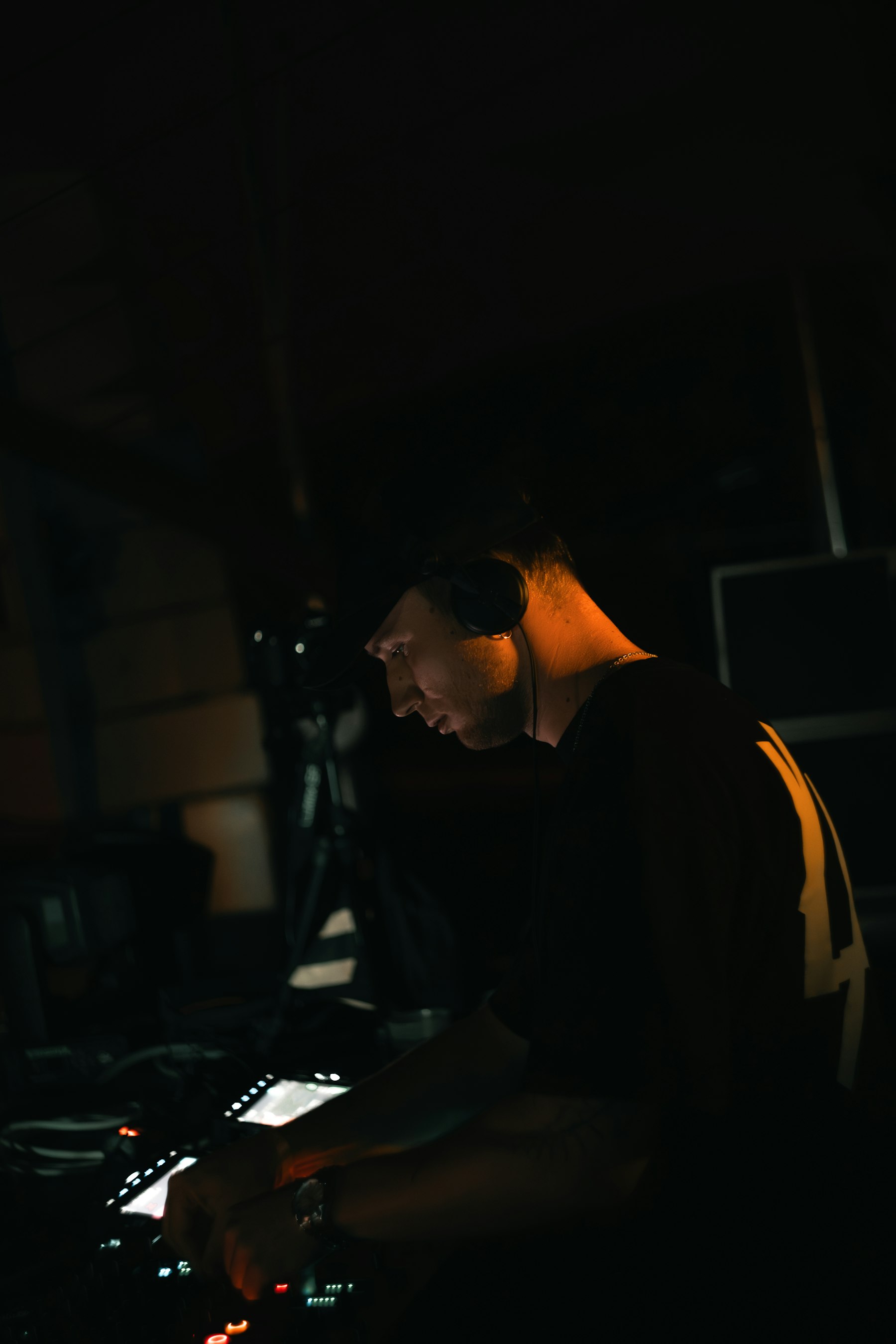 DJ se sluchátky u mixu