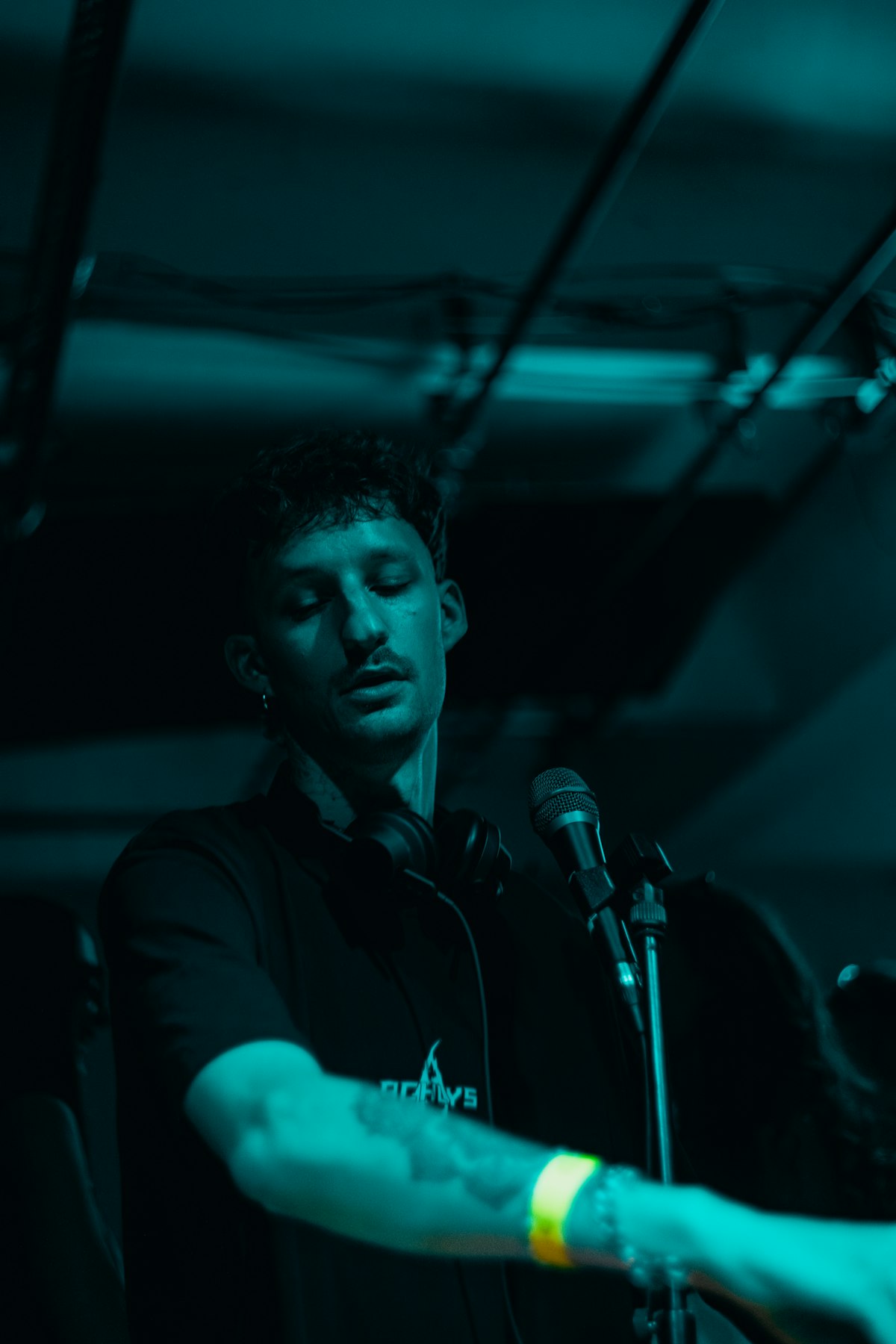 DJ DÁDA při hraní – portrét se sluchátky